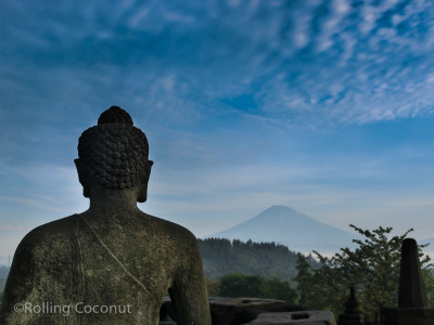 Photo Borobodur Buddha Statue Mountain View Yogyakarta Indonesia Ooaworld