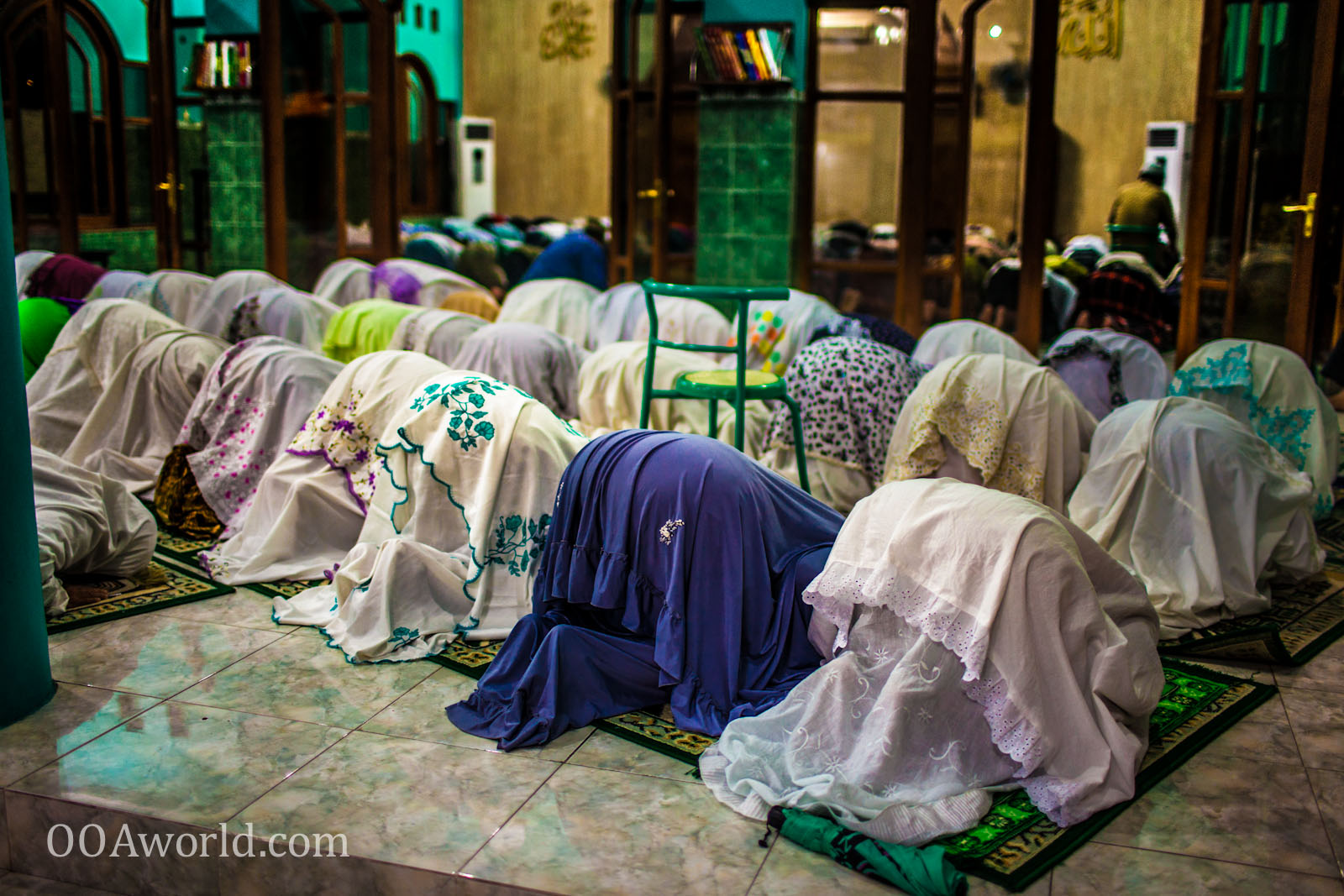 Photo Kneeling Muslim Women Prayer Indonesia Ooaworld
