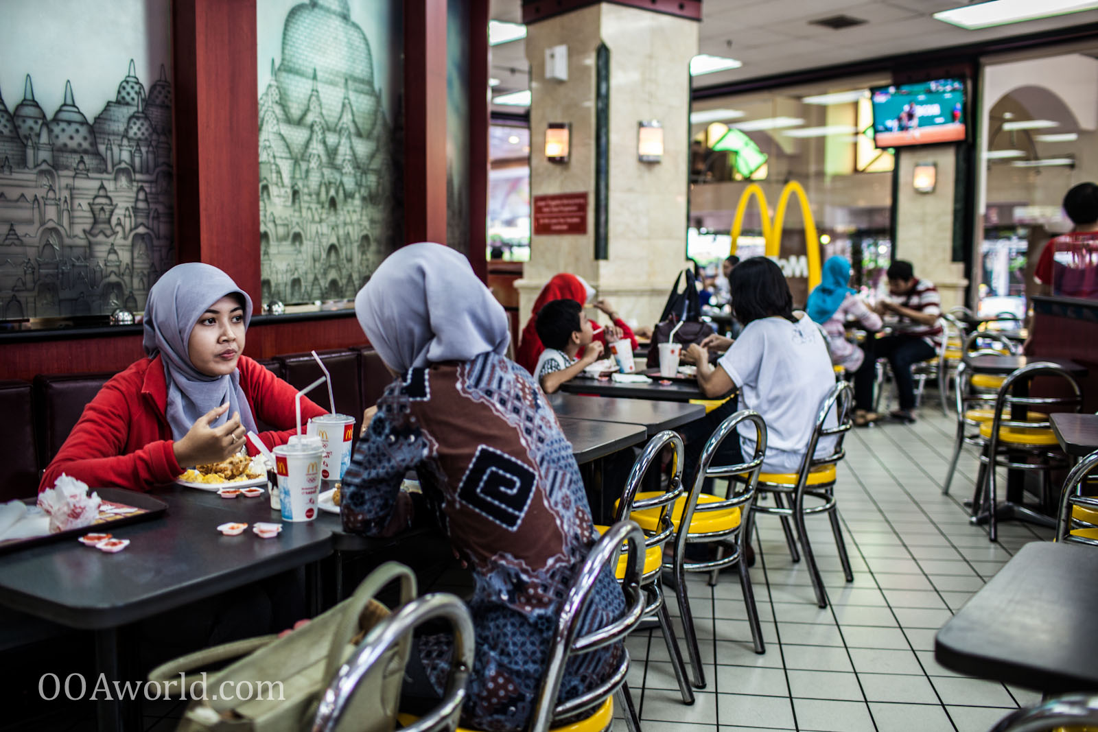 Photo Muslim Women at Mc Donalds Yogyakarta Indonesia Ooaworld