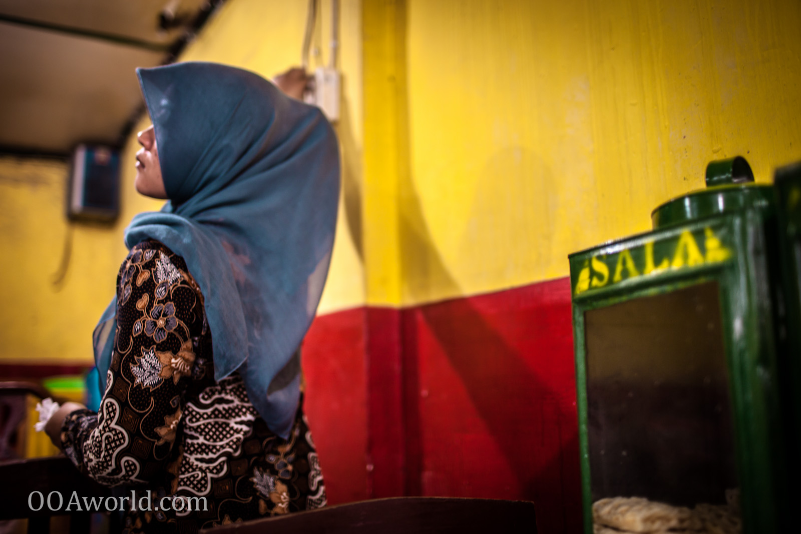 Photo Muslim Woman Indonesia Restaurant Ooaworld