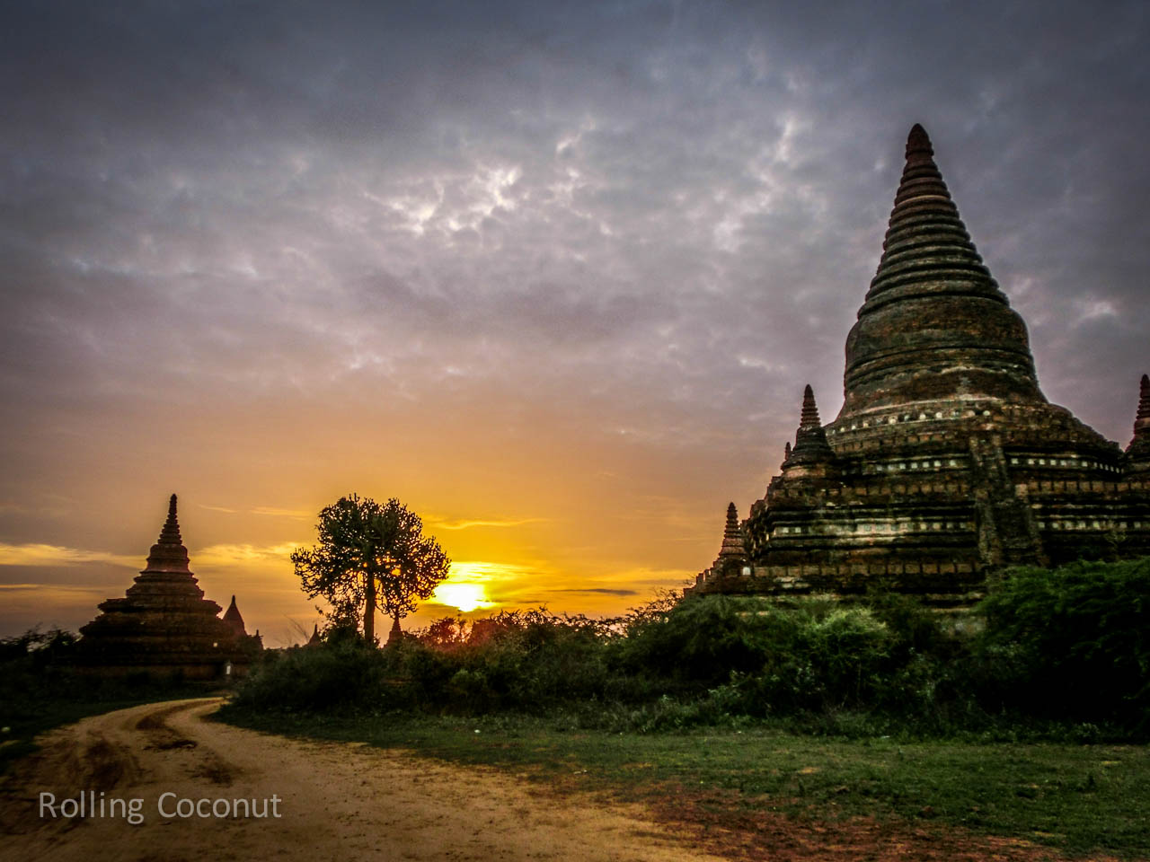 Puple Orange Sunset Stupa Bagan Myanmar Ooaworld Rolling Coconut Photo Ooaworld