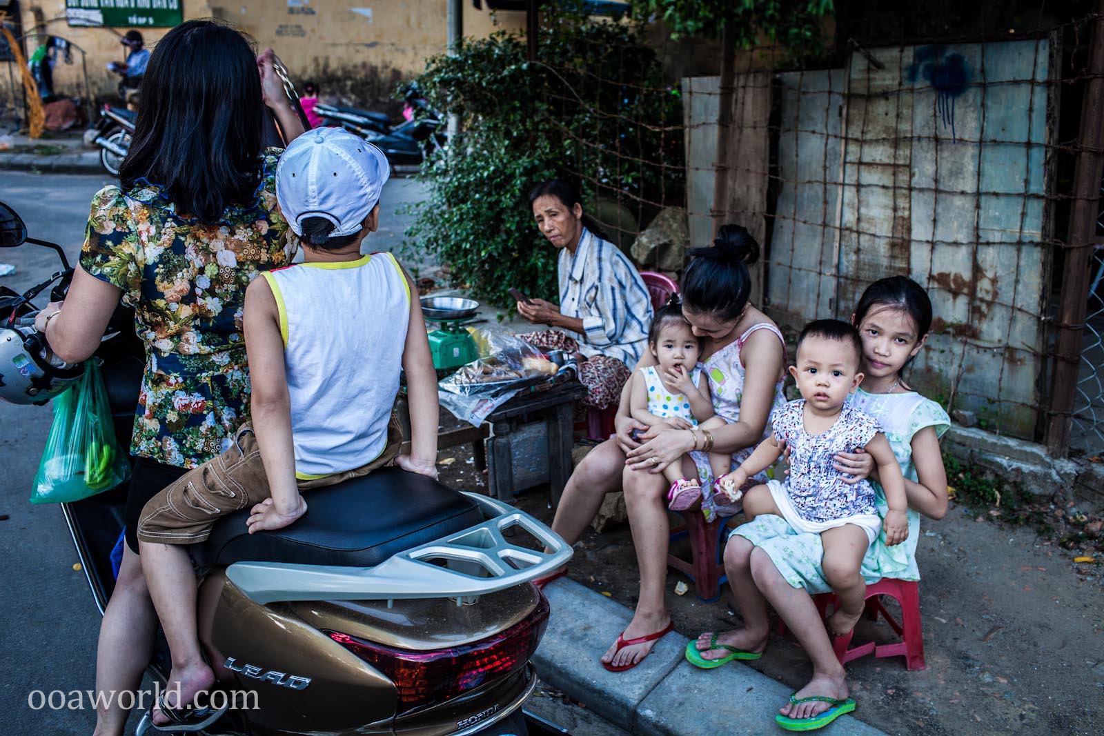 Extended Family Vietnam Hue Photo Ooaworld