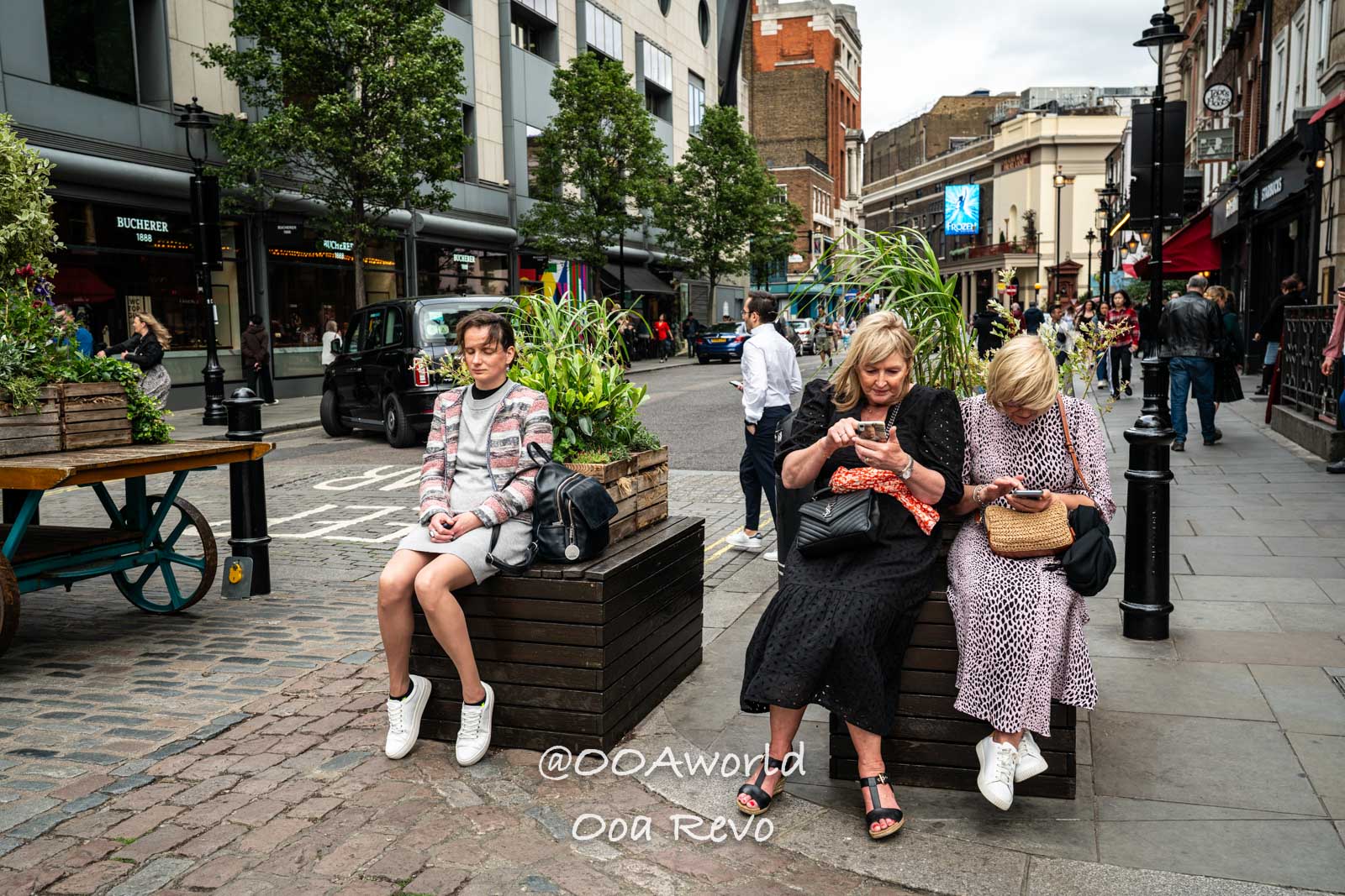 Covent Garden Central London London Relaxing on Street Bench Urban Scene Photo OOAworld Covent Garden Central London London People relaxing on street bench urban scene Photo OOAworld