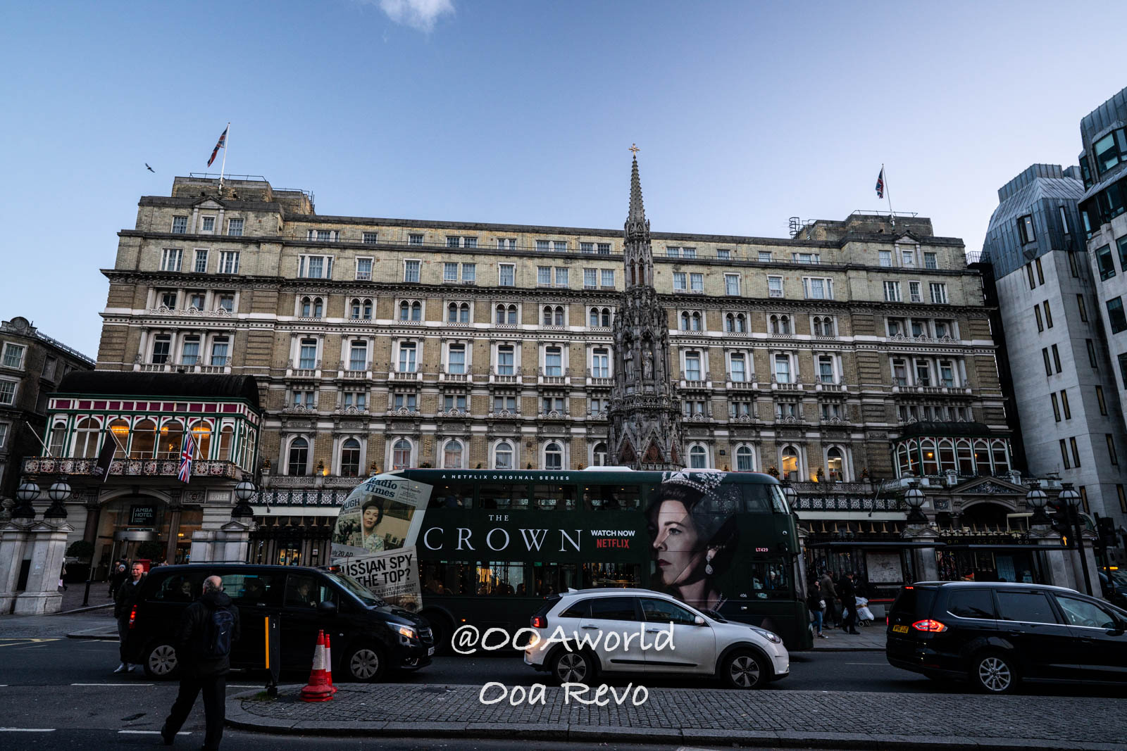 historic london hotel street bus advertising the crown Photo OOAworld historic london hotel and street with bus advertising the crown Photo OOAworld