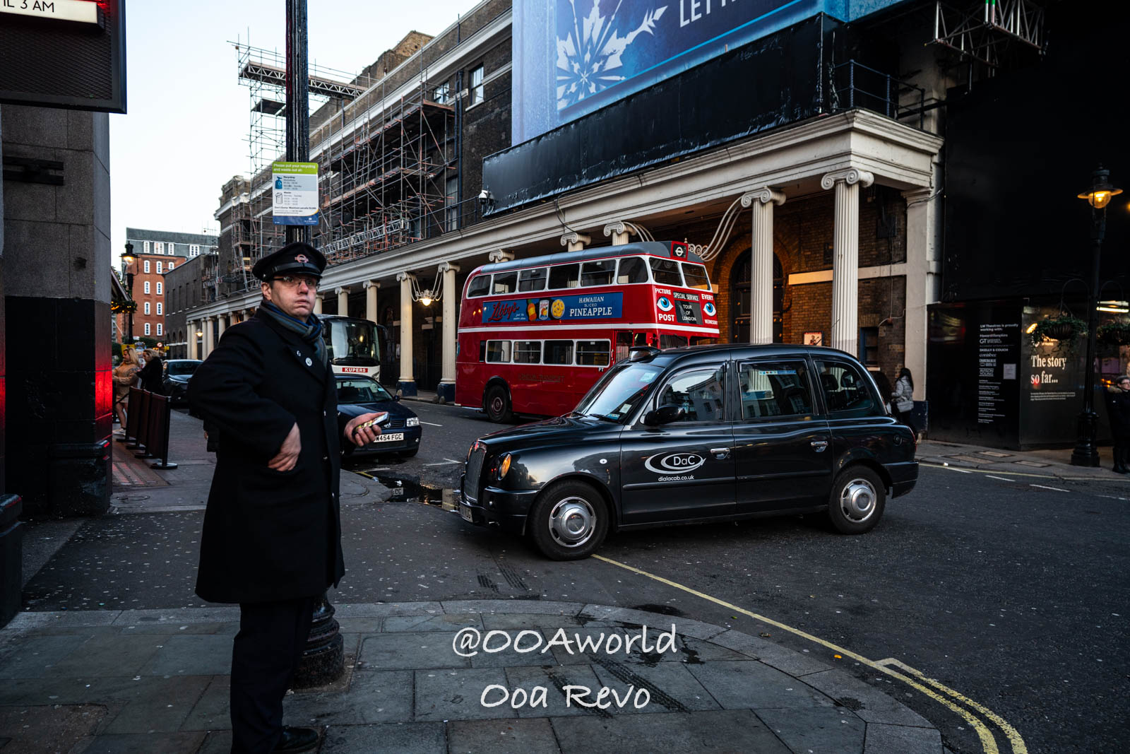 London street with doubledecker bus and black taxi Photo OOAworld London street with doubledecker bus and black taxi Photo OOAworld