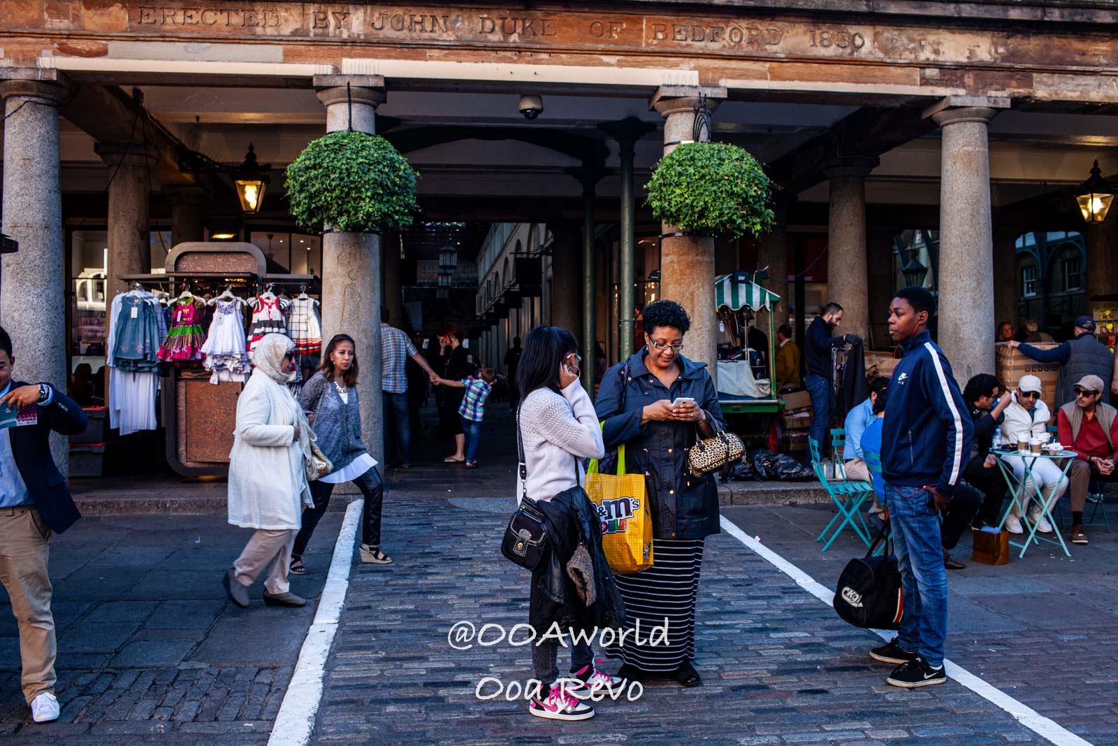 Covent Garden Central London London Covent Garden marketplace daily life with people Photo OOAworld Covent Garden Central London London Covent Garden marketplace daily life with people shopping and dining Photo OOAworld