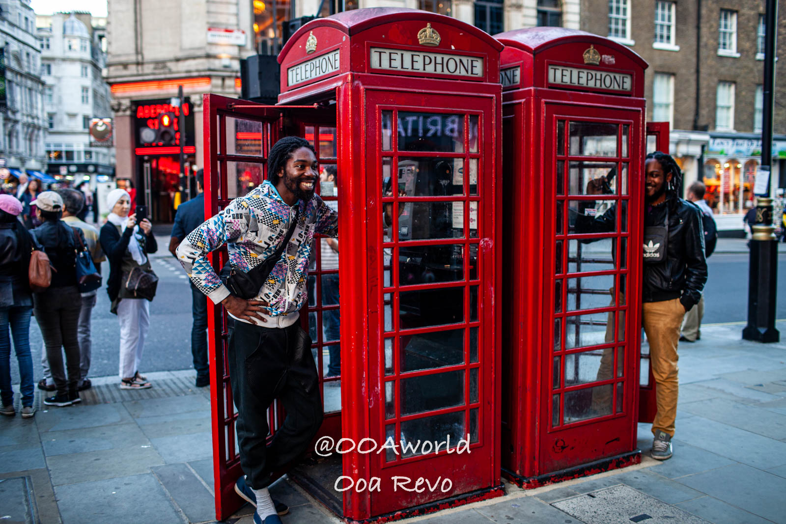 British telephone booths street scene London Photo OOAworld two people enjoying red British telephone booths in London Photo OOAworld