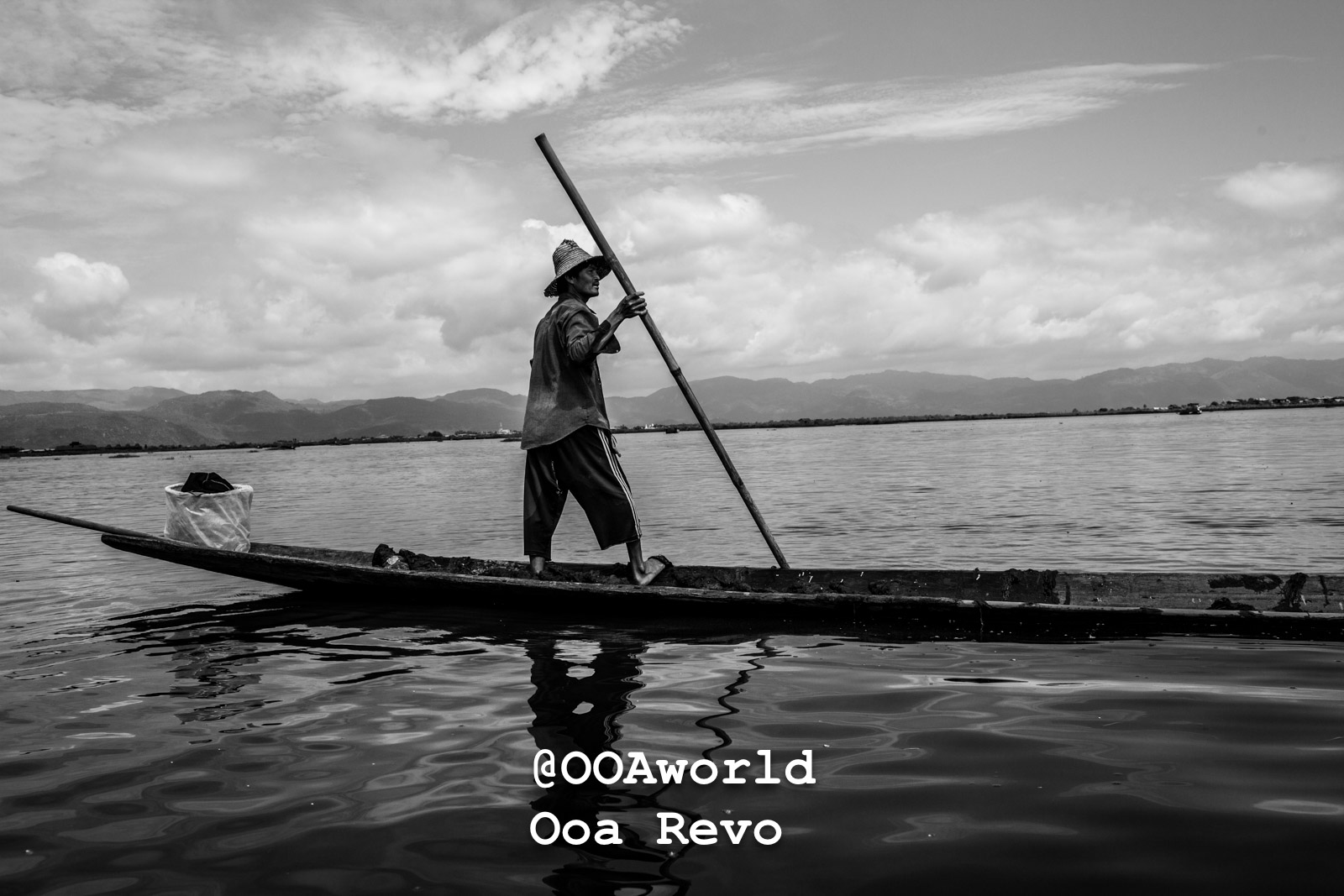 traditional fisherman on Inle Lake Myanmar black and white Photo OOAworld