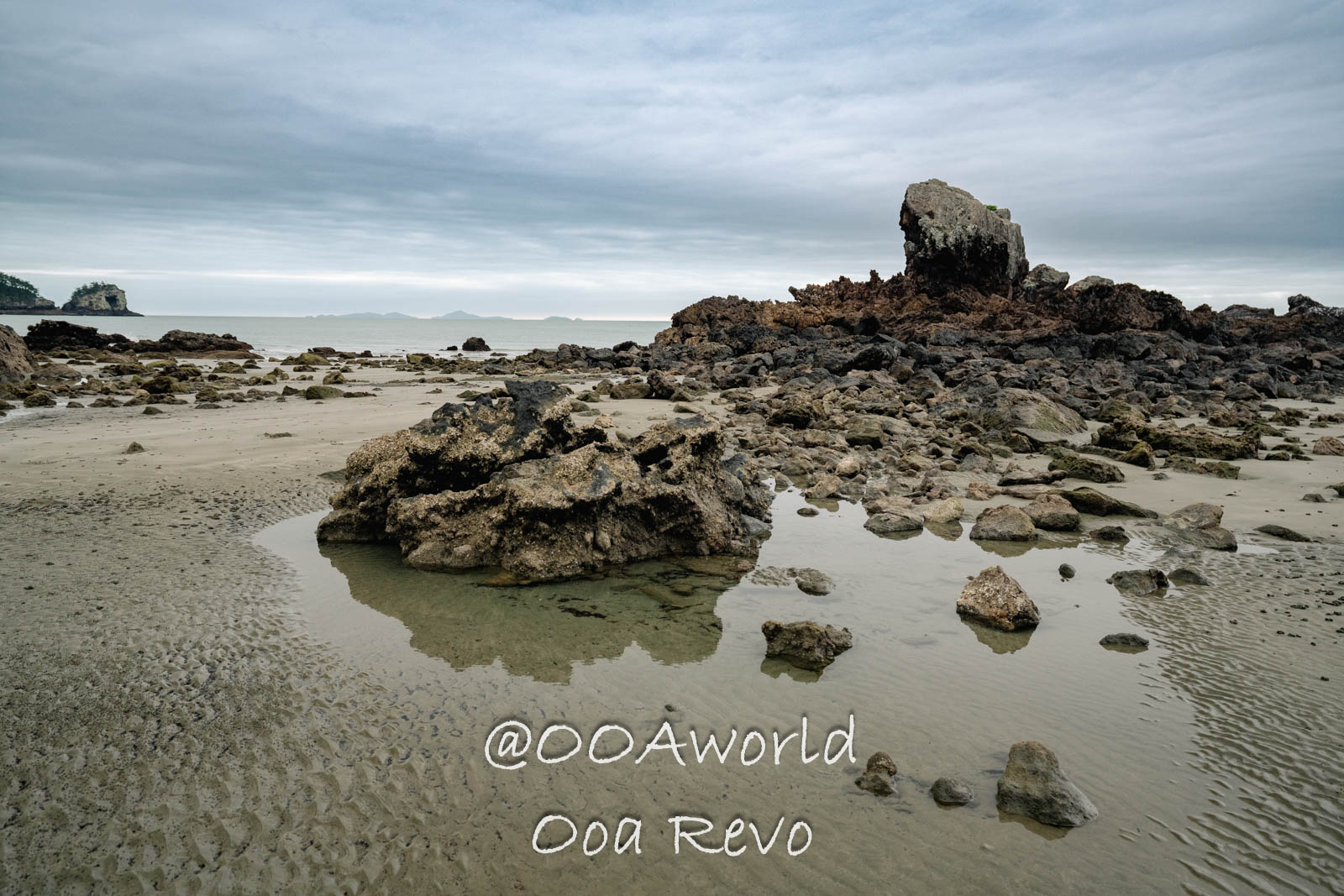 Cape Hillsborough Australia rocky beach landscape overcast weather Photo OOAworld Cape Hillsborough Australia rocky beach landscape overcast weather Photo OOAworld