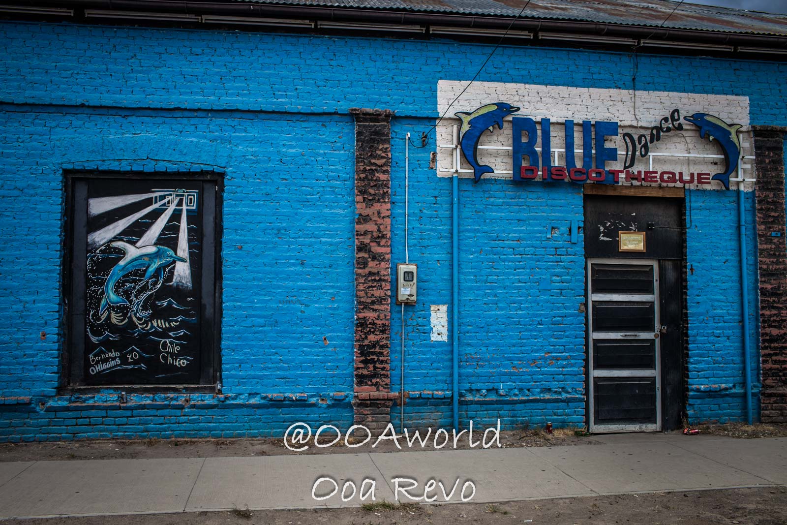 Chile Chico People Streets Chile Chico Dolphin Mural Blue Discotheque Building Photo OOAworld Chile Chico People Streets Chile Chico blue brick building with dolphin mural and Blue Discotheque sign Photo OOAworld