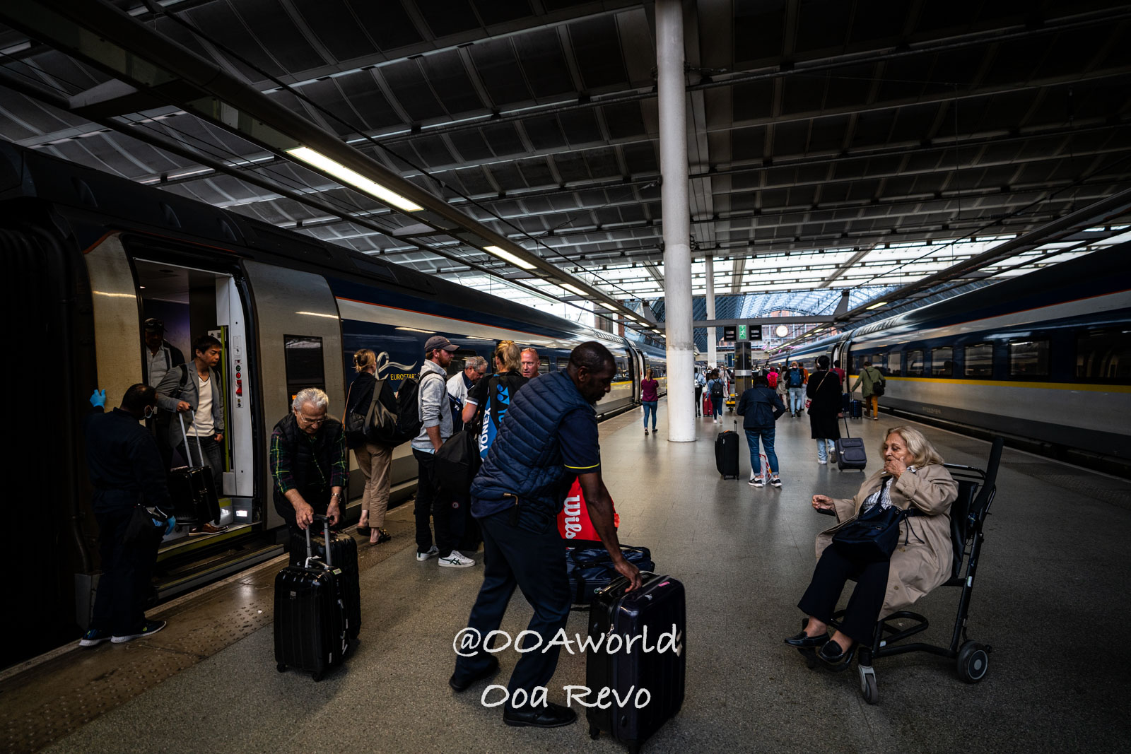 London Urban Architecture London Busy train station with passengers and luggage Photo OOAworld