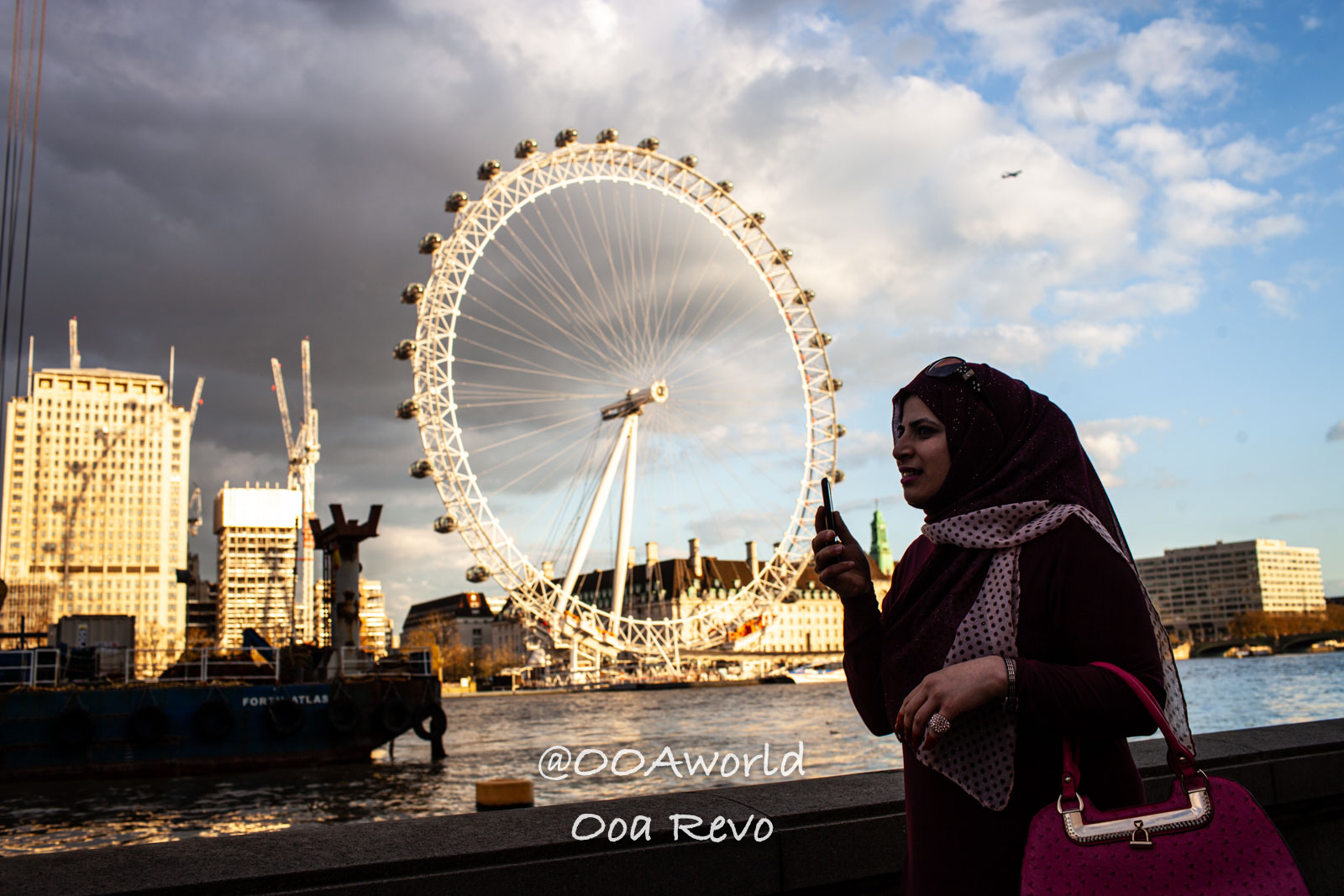 woman with phone near London Eye Photo OOAworld