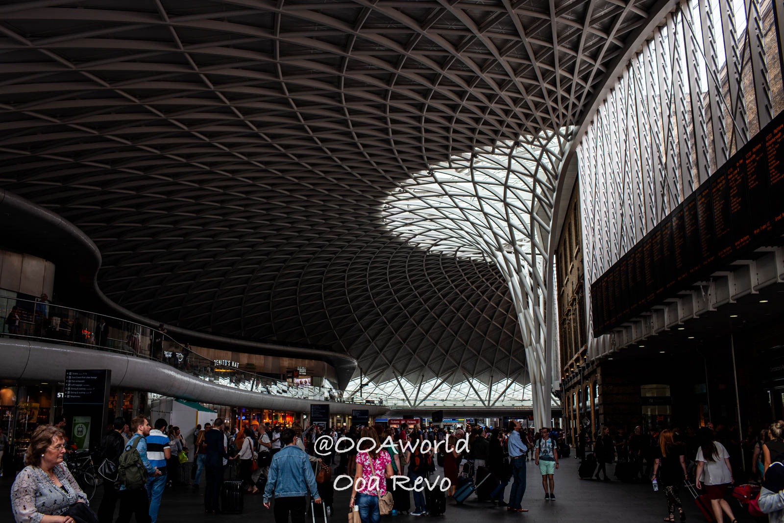London Urban Architecture London modern architecture roof interior bustling train station Photo OOAworld