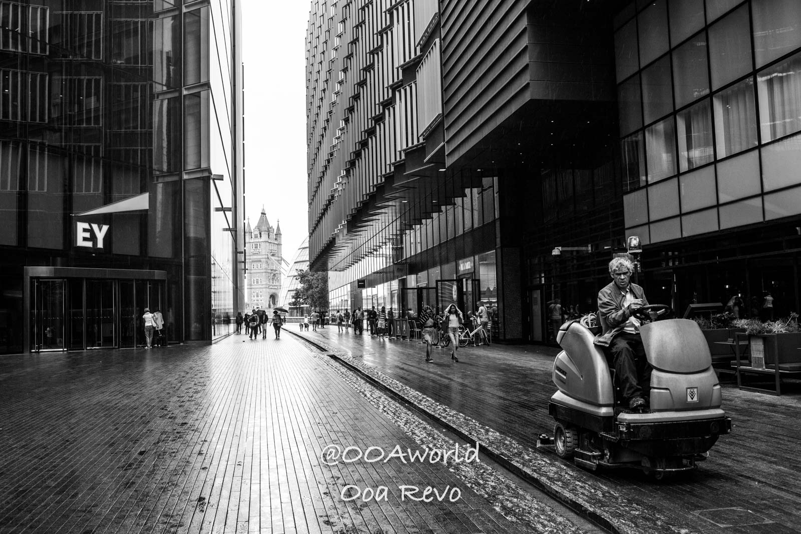 black and white cityscape london modern architecture rainy street cleaner tower bridge Photo OOAworld