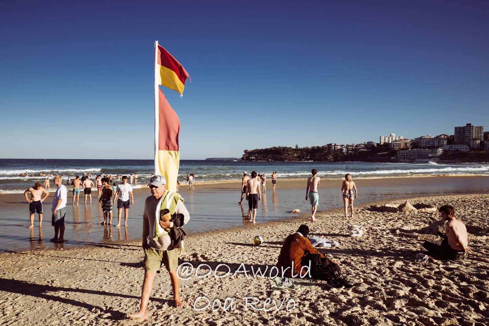 New Sydney Sydney crowded beach day with people enjoying the sun and ocean Photo OOAworld