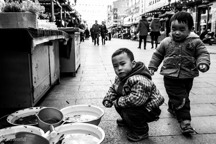 china stare down squat photo ooaworld