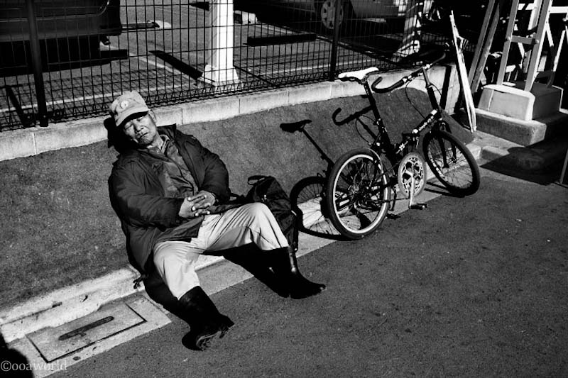 tokyo sleeper and his bike photo ooaworld